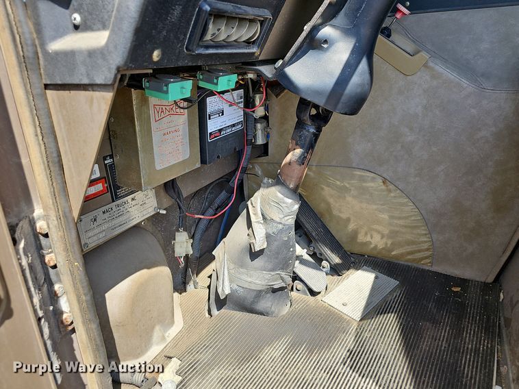 image for item LE9751 1982 Mack MC686F pumper fire truck