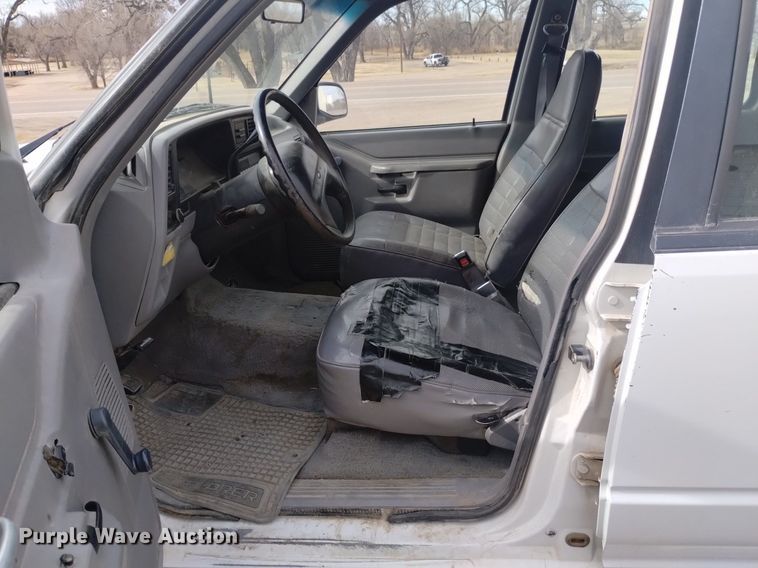 image for item LN9931 1994 Ford Explorer XL SUV
