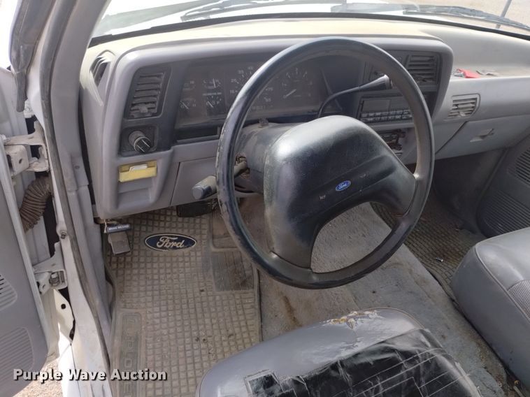 image for item LN9931 1994 Ford Explorer XL SUV