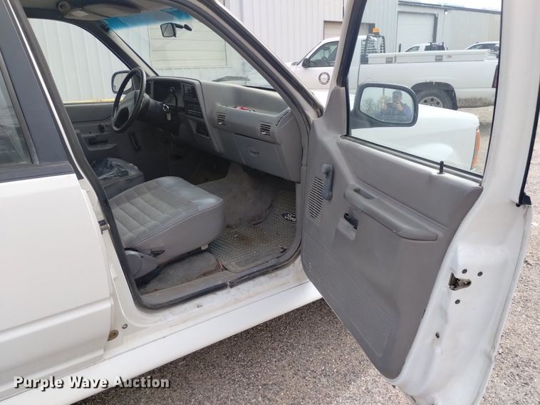 image for item LN9931 1994 Ford Explorer XL SUV