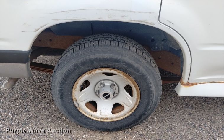 image for item LN9931 1994 Ford Explorer XL SUV