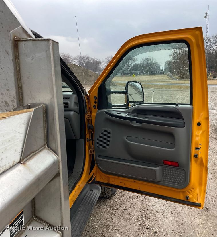 image for item LV9994 2005 Ford F450 Super Duty dump truck