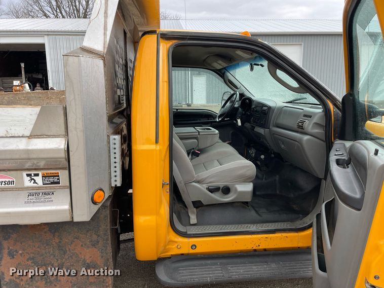 image for item LV9994 2005 Ford F450 Super Duty dump truck