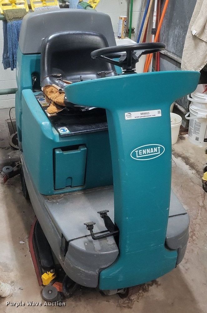 image for item MI9953 Tennant T7 rideable floor scrubber