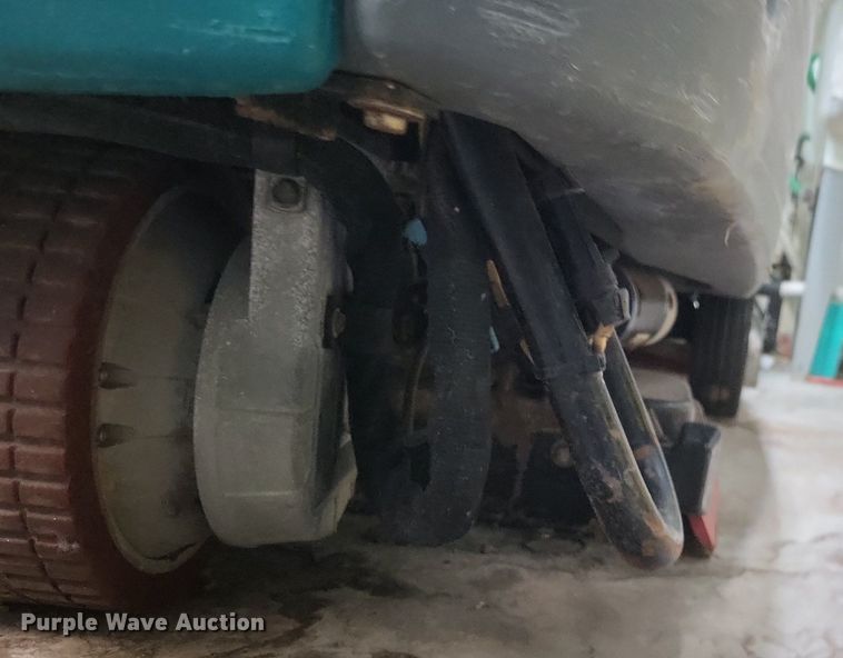 image for item MI9953 Tennant T7 rideable floor scrubber