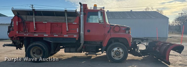 image for item NF9338 1995 Ford L8000 dump truck