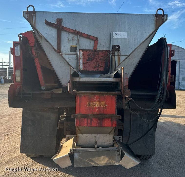 image for item NF9338 1995 Ford L8000 dump truck