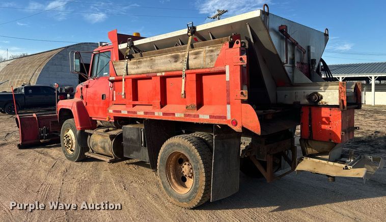 image for item NF9338 1995 Ford L8000 dump truck