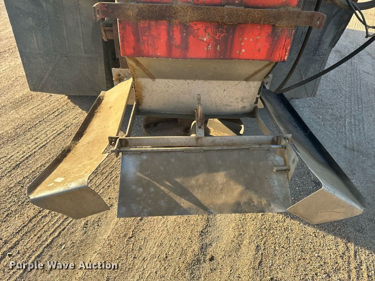 image for item NF9338 1995 Ford L8000 dump truck