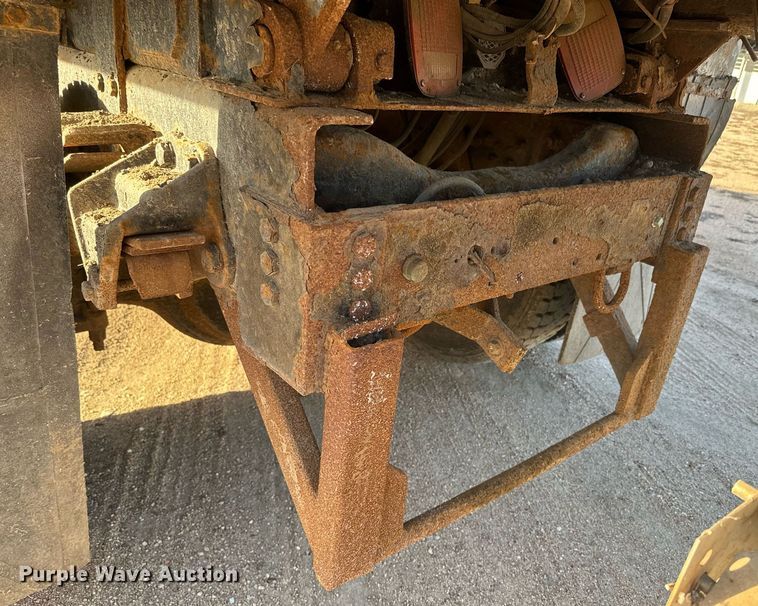 image for item NF9338 1995 Ford L8000 dump truck