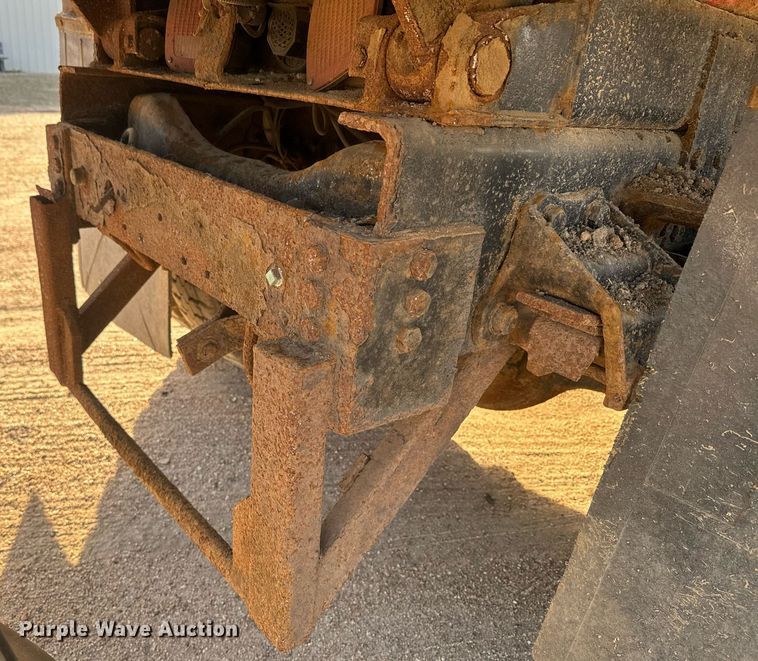 image for item NF9338 1995 Ford L8000 dump truck