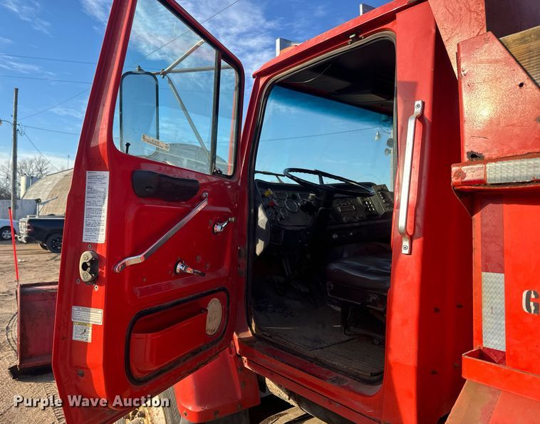 image for item NF9338 1995 Ford L8000 dump truck