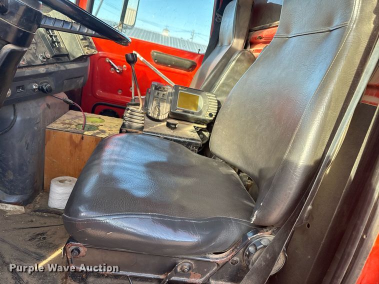 image for item NF9338 1995 Ford L8000 dump truck