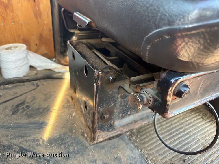 image for item NF9338 1995 Ford L8000 dump truck