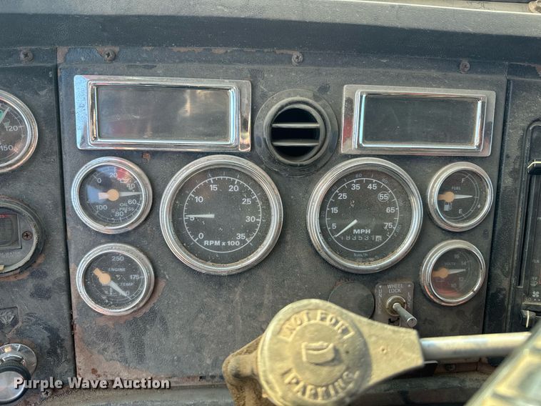 image for item NF9338 1995 Ford L8000 dump truck