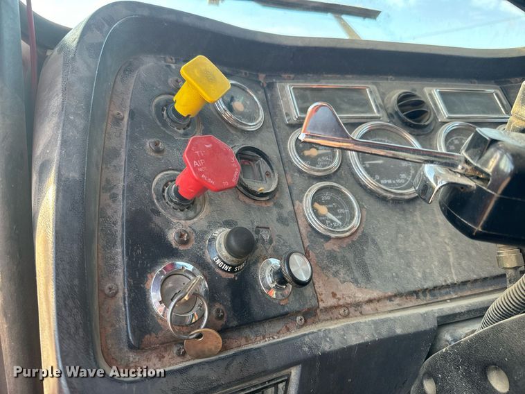 image for item NF9338 1995 Ford L8000 dump truck