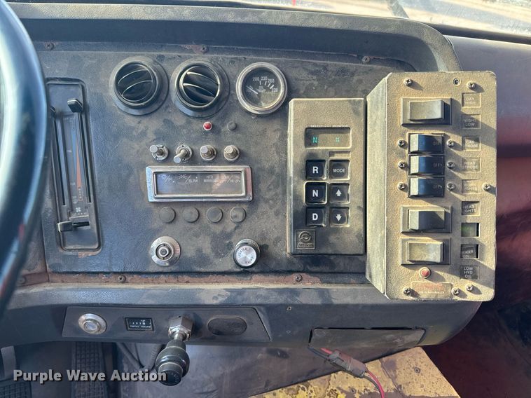 image for item NF9338 1995 Ford L8000 dump truck