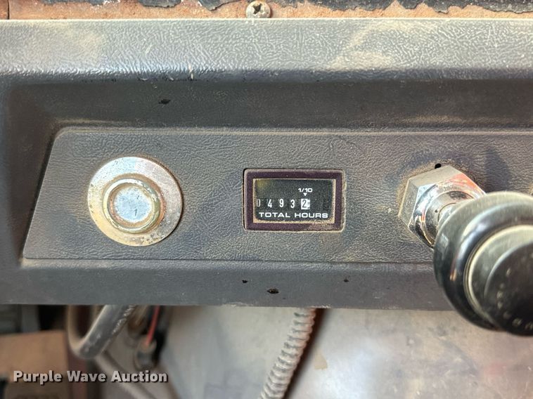 image for item NF9338 1995 Ford L8000 dump truck