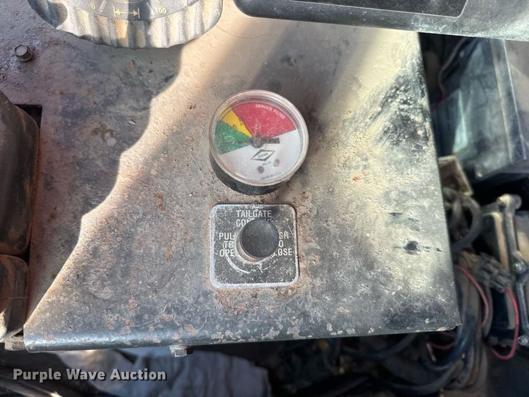 image for item NF9338 1995 Ford L8000 dump truck