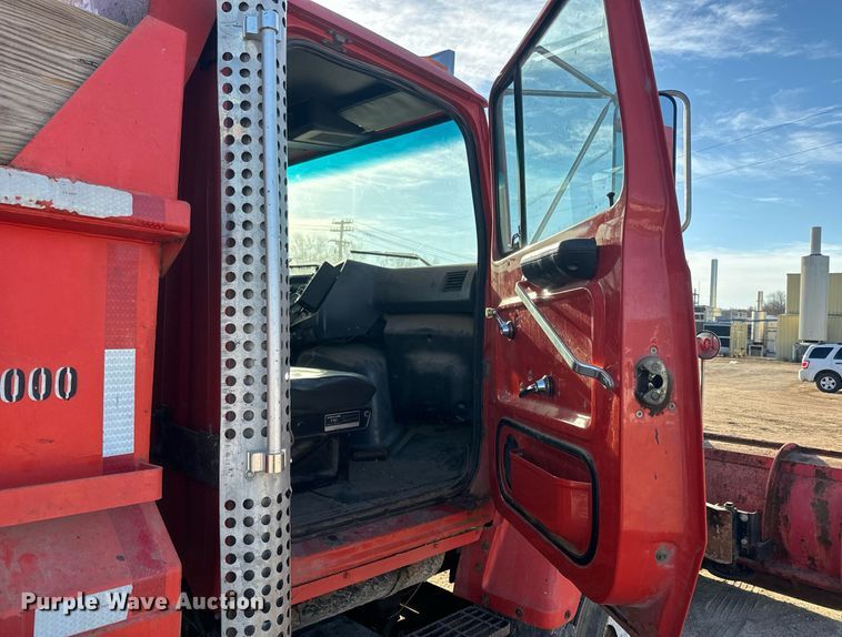 image for item NF9338 1995 Ford L8000 dump truck