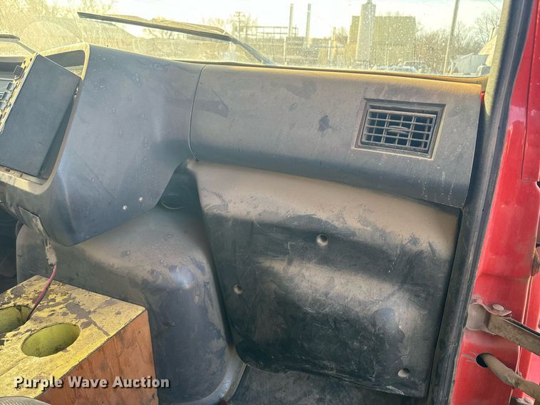 image for item NF9338 1995 Ford L8000 dump truck