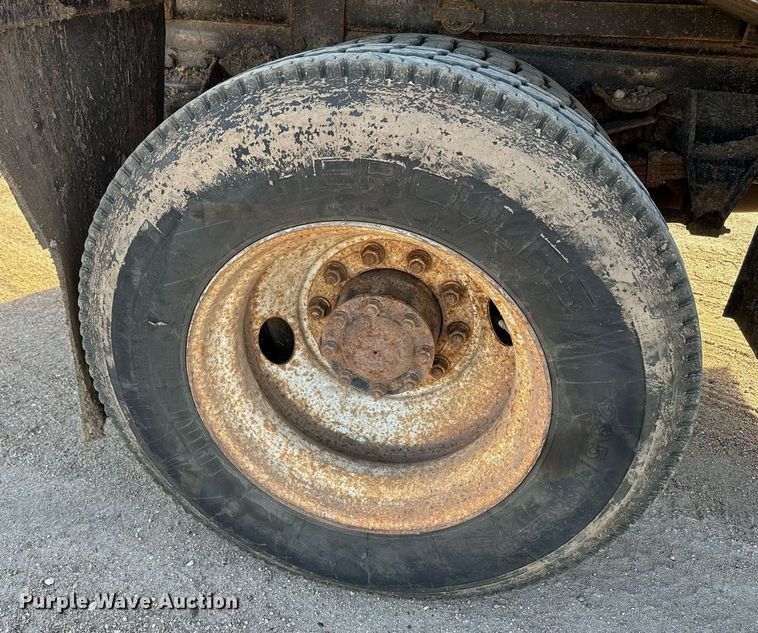 image for item NF9338 1995 Ford L8000 dump truck
