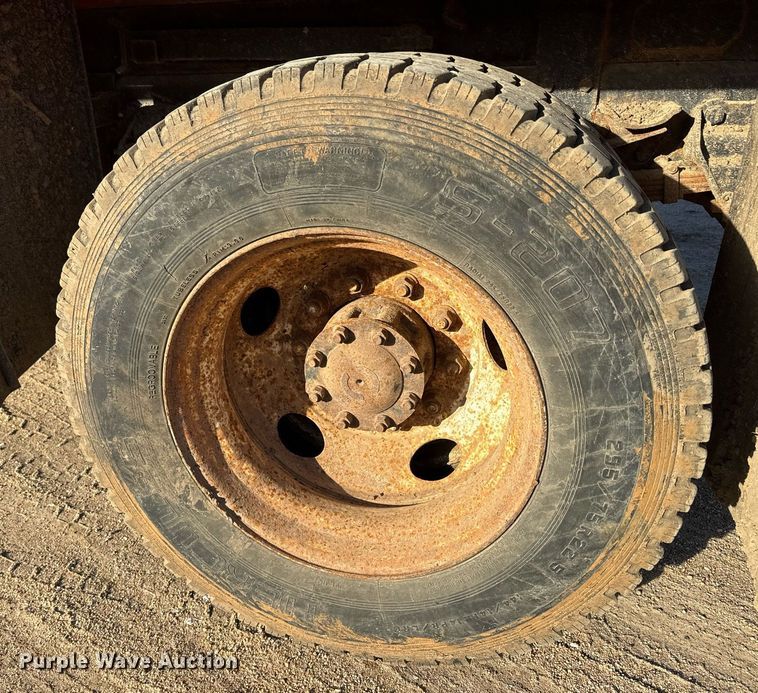 image for item NF9338 1995 Ford L8000 dump truck