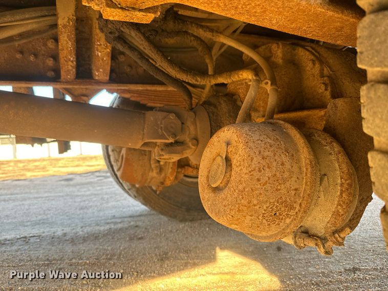 image for item NF9338 1995 Ford L8000 dump truck