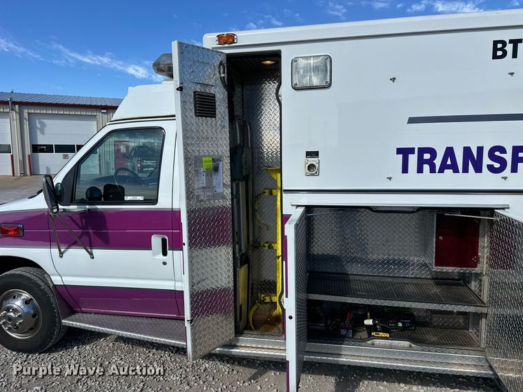 image for item NJ9368 1996 Ford F350 ambulance