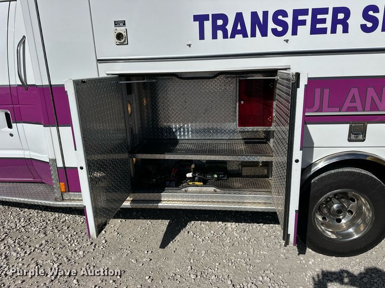 image for item NJ9368 1996 Ford F350 ambulance