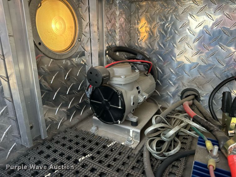 image for item NJ9368 1996 Ford F350 ambulance