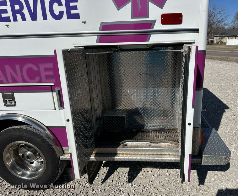 image for item NJ9368 1996 Ford F350 ambulance