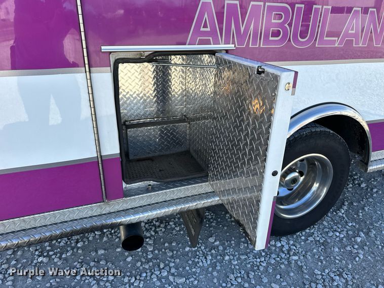 image for item NJ9368 1996 Ford F350 ambulance