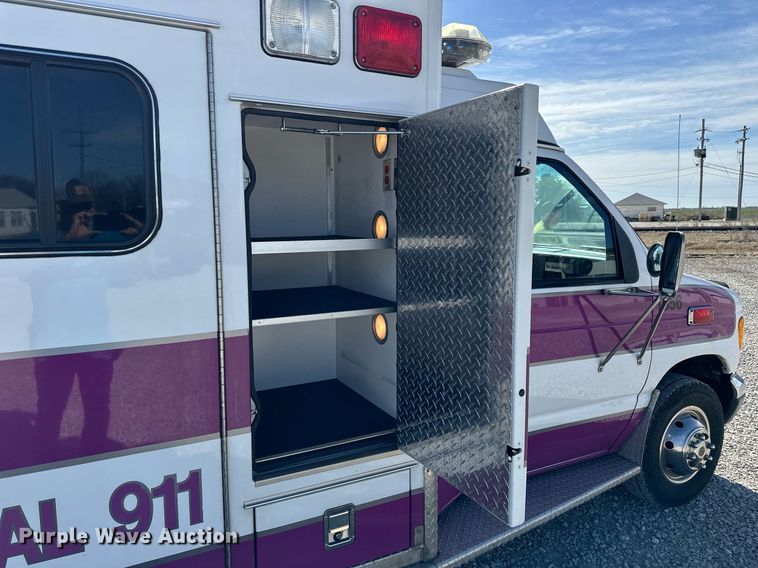 image for item NJ9368 1996 Ford F350 ambulance