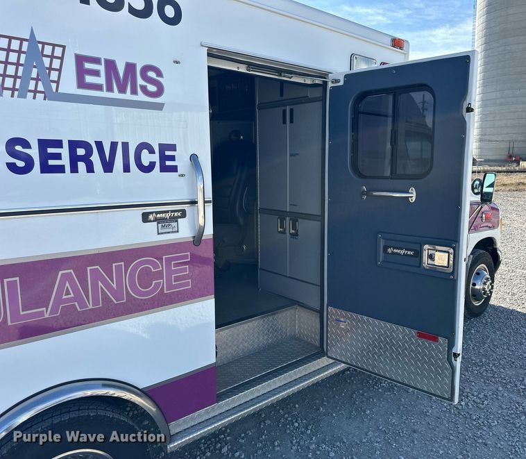 image for item NJ9368 1996 Ford F350 ambulance