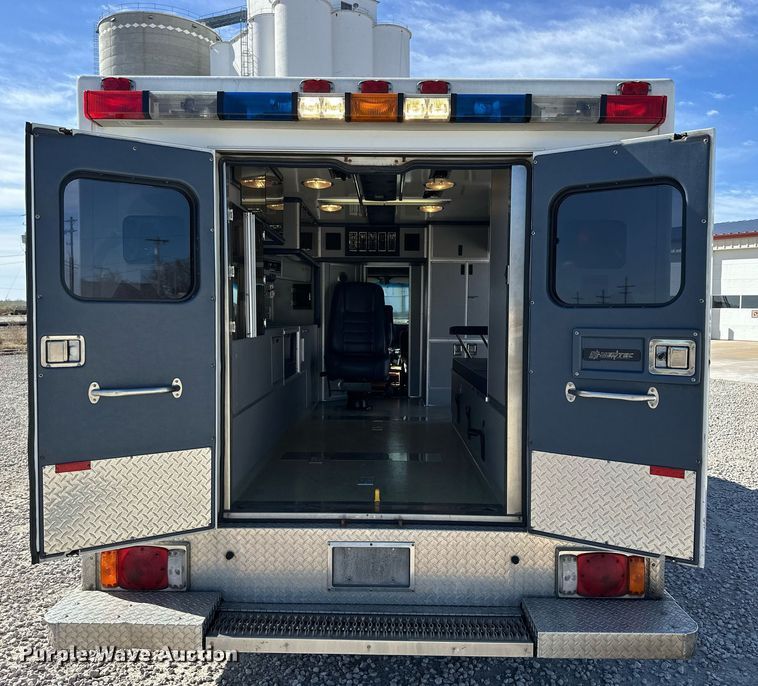 image for item NJ9368 1996 Ford F350 ambulance