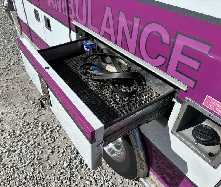 image for item NJ9368 1996 Ford F350 ambulance