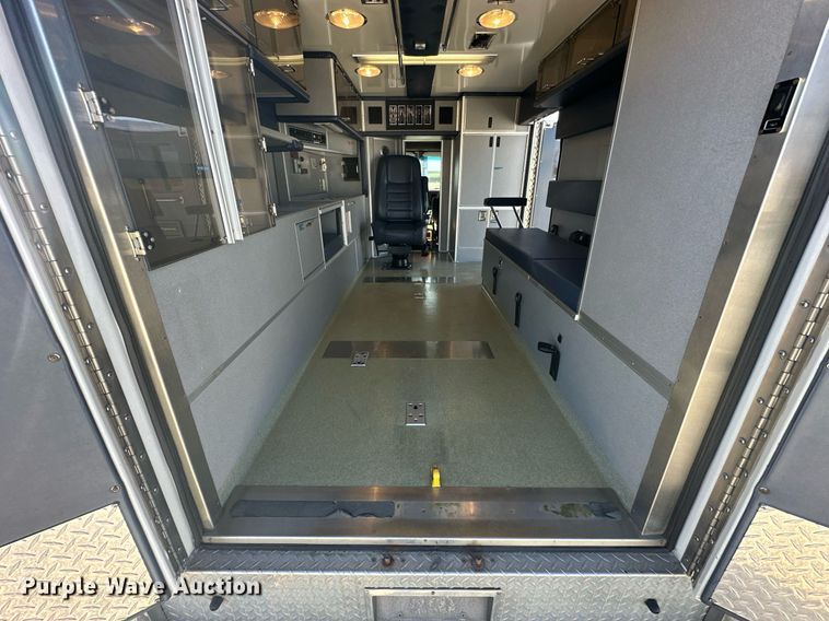 image for item NJ9368 1996 Ford F350 ambulance