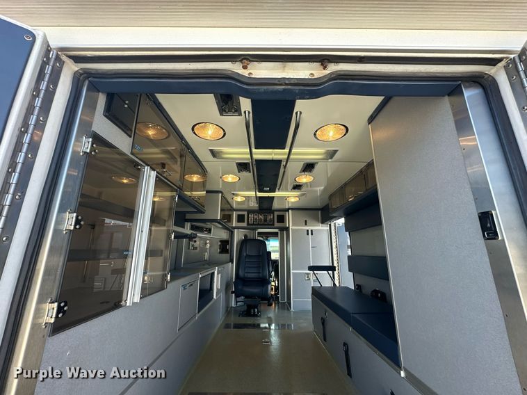 image for item NJ9368 1996 Ford F350 ambulance