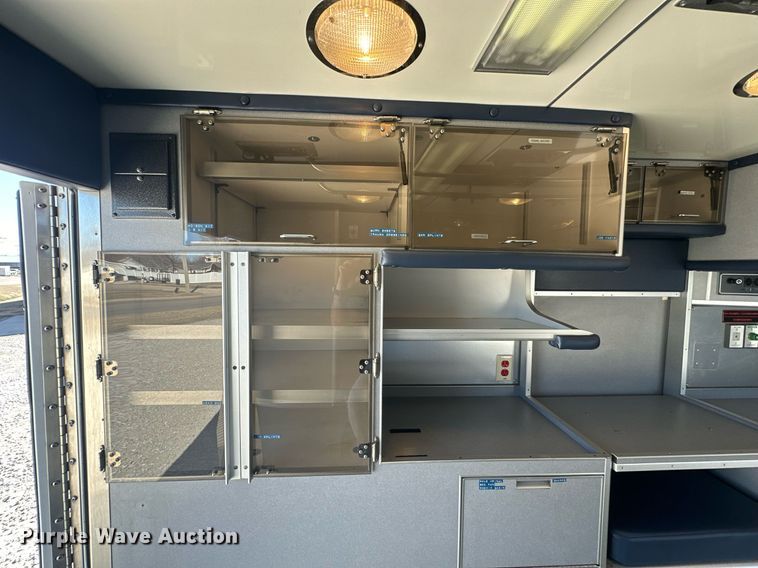 image for item NJ9368 1996 Ford F350 ambulance