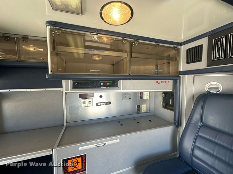 image for item NJ9368 1996 Ford F350 ambulance