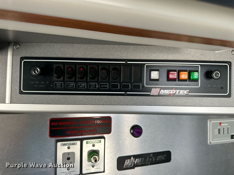 image for item NJ9368 1996 Ford F350 ambulance