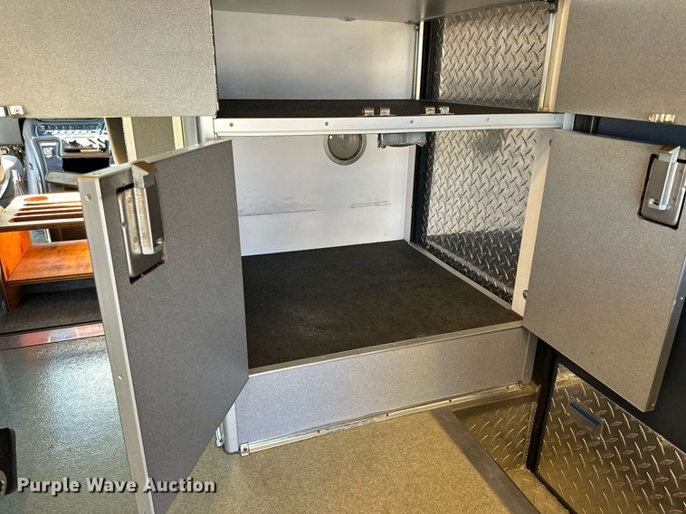 image for item NJ9368 1996 Ford F350 ambulance