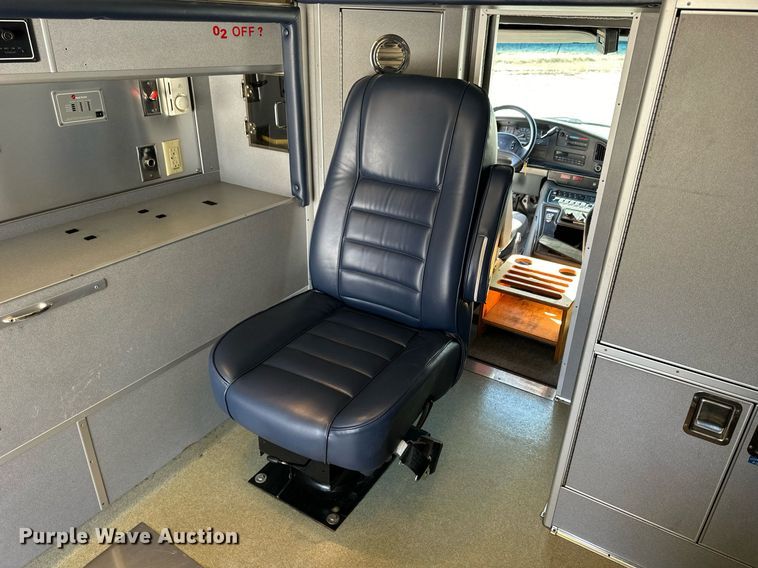 image for item NJ9368 1996 Ford F350 ambulance