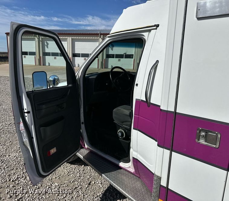 image for item NJ9368 1996 Ford F350 ambulance