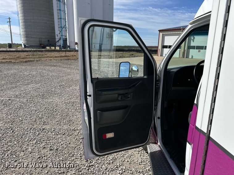 image for item NJ9368 1996 Ford F350 ambulance