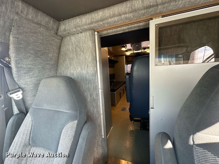 image for item NJ9368 1996 Ford F350 ambulance