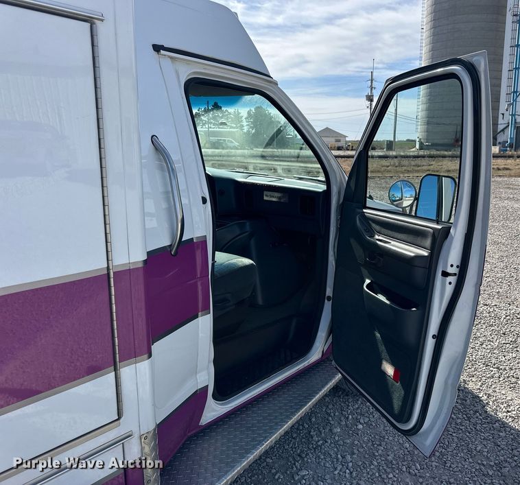 image for item NJ9368 1996 Ford F350 ambulance