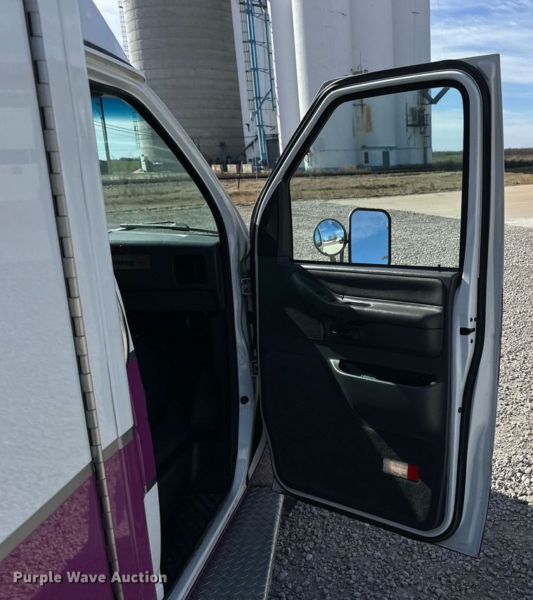 image for item NJ9368 1996 Ford F350 ambulance