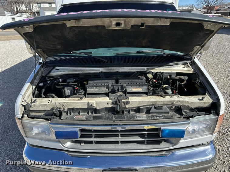 image for item NJ9368 1996 Ford F350 ambulance